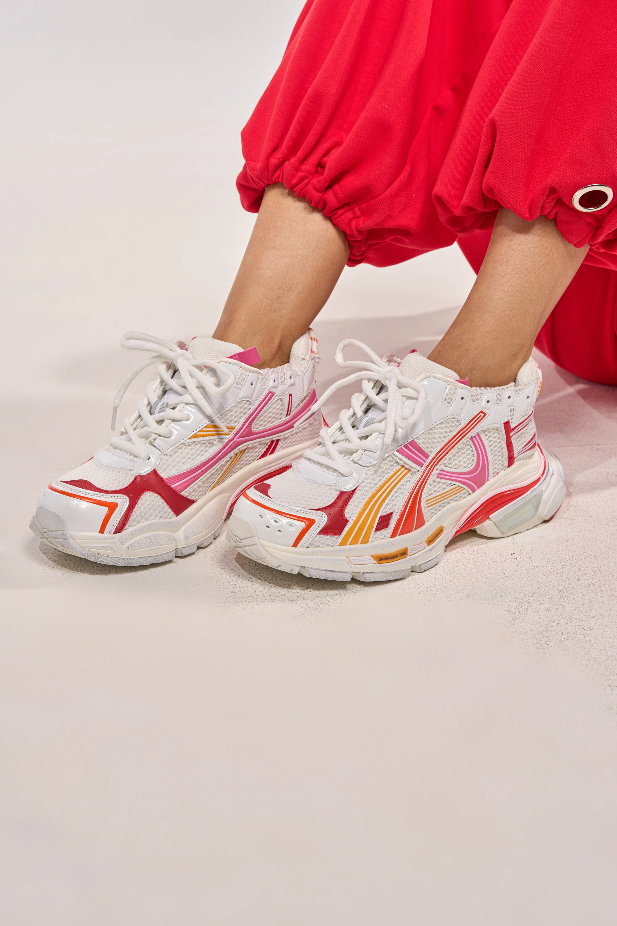 AKIRA GOLD MELAE WHITE AND PINK SNEAKER - Image 4