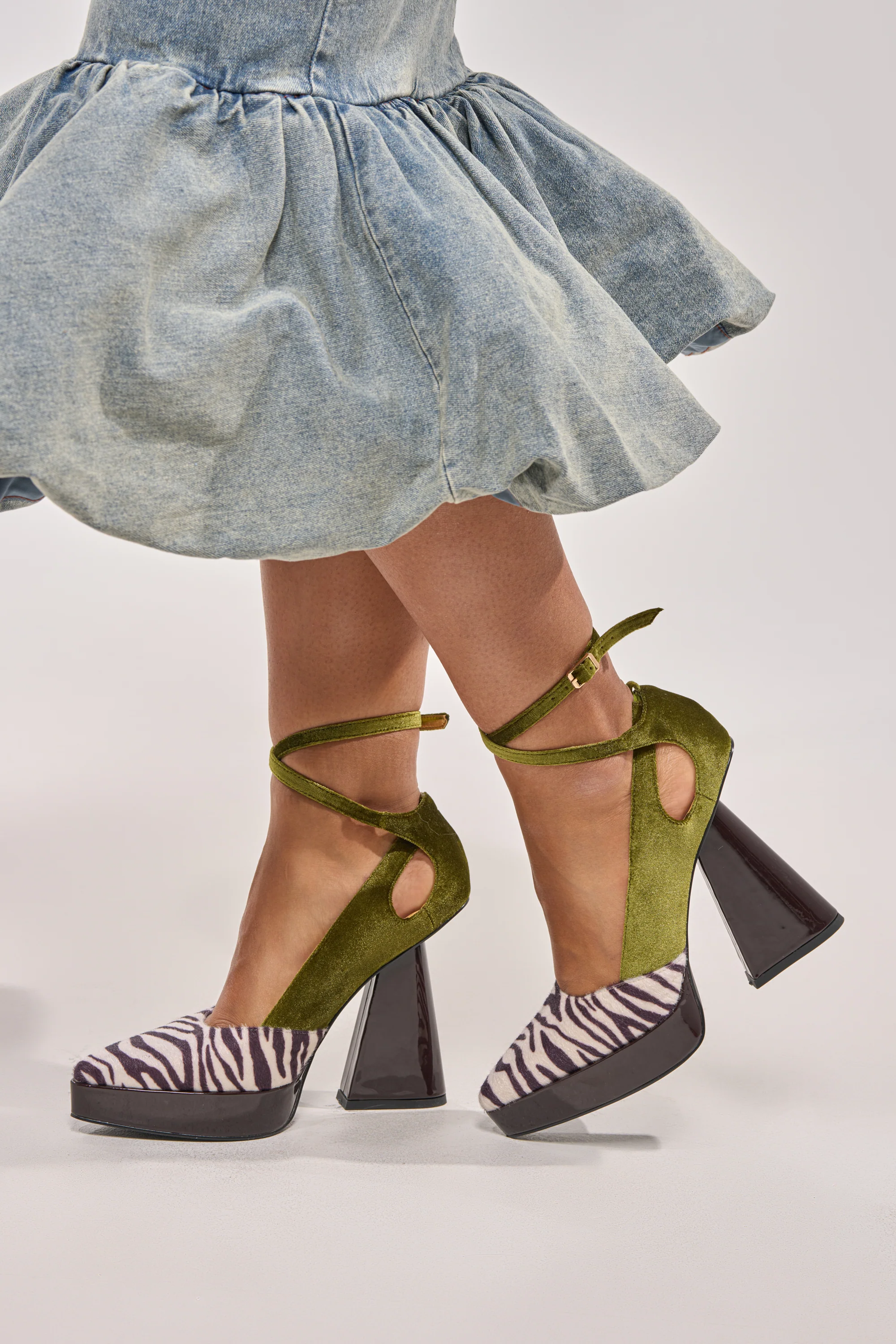 AZALEA WANG VEVELYN OLIVE BLOCK PUMP - Image 2