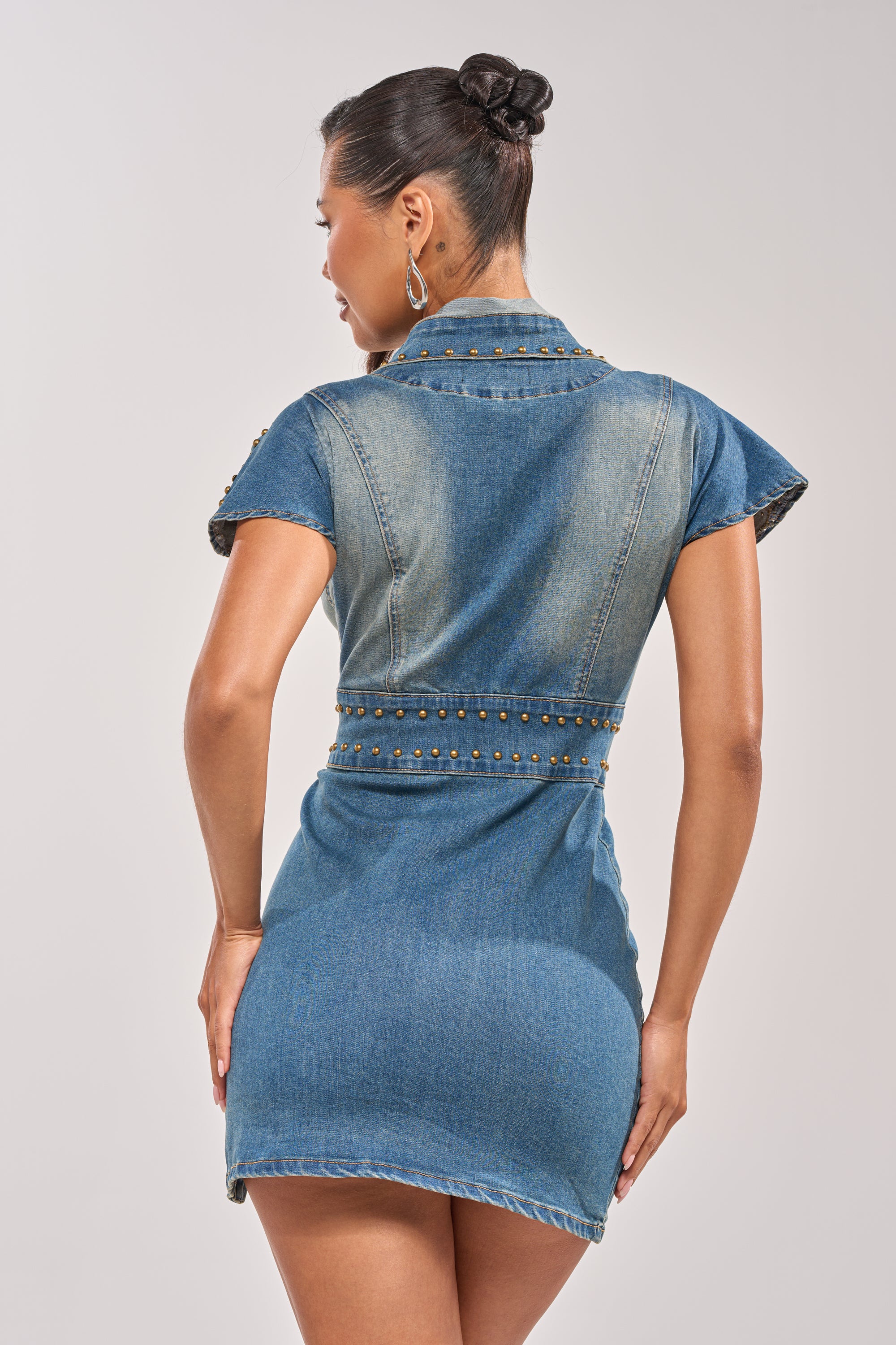 BABY GIRL STUDDED DENIM MINI DRESS - Image 7