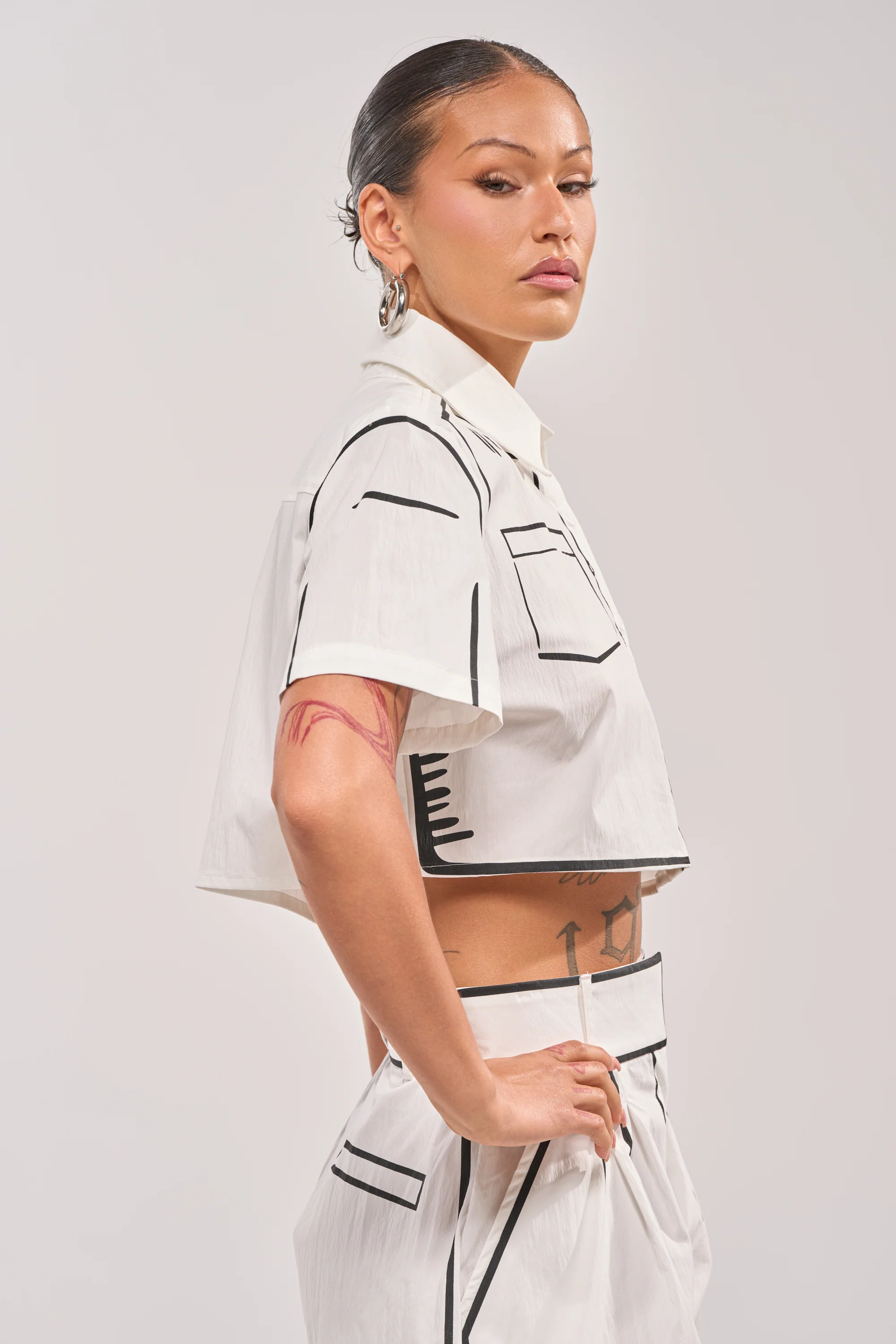 BLANK SPACE CROPPED SHORT SLEEVE BUTTON DOWN - Image 2