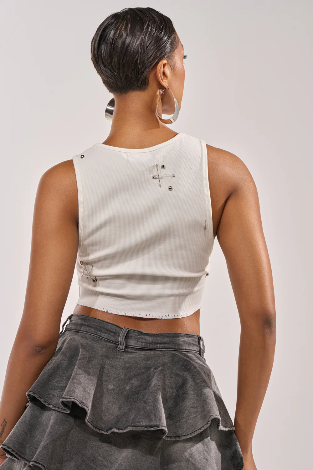 BOYS LIE DISTRESSED CROPPED TANK IN WHITE - Image 4