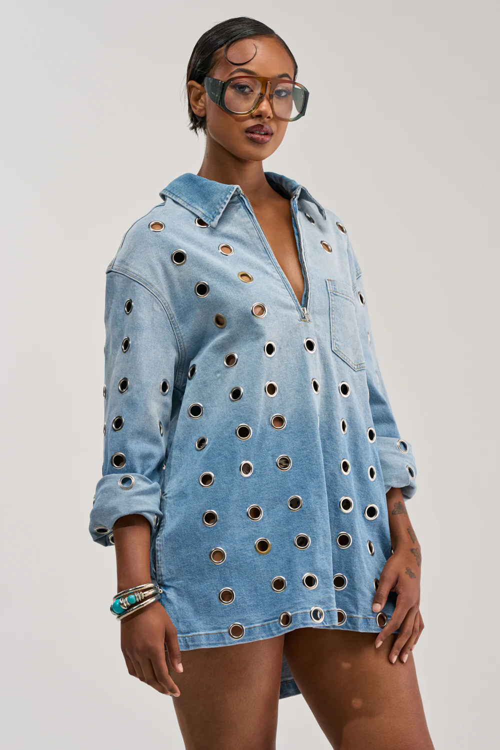 COOL GIRL OVERSIZED GROMMET SHIRT DRESS IN DENIM - Image 4