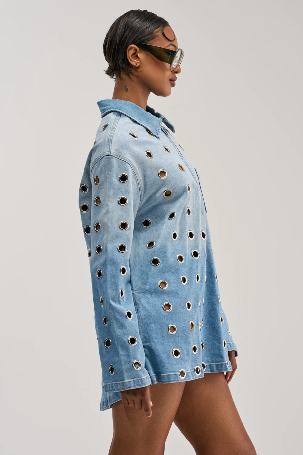 COOL GIRL OVERSIZED GROMMET SHIRT DRESS IN DENIM - Image 7