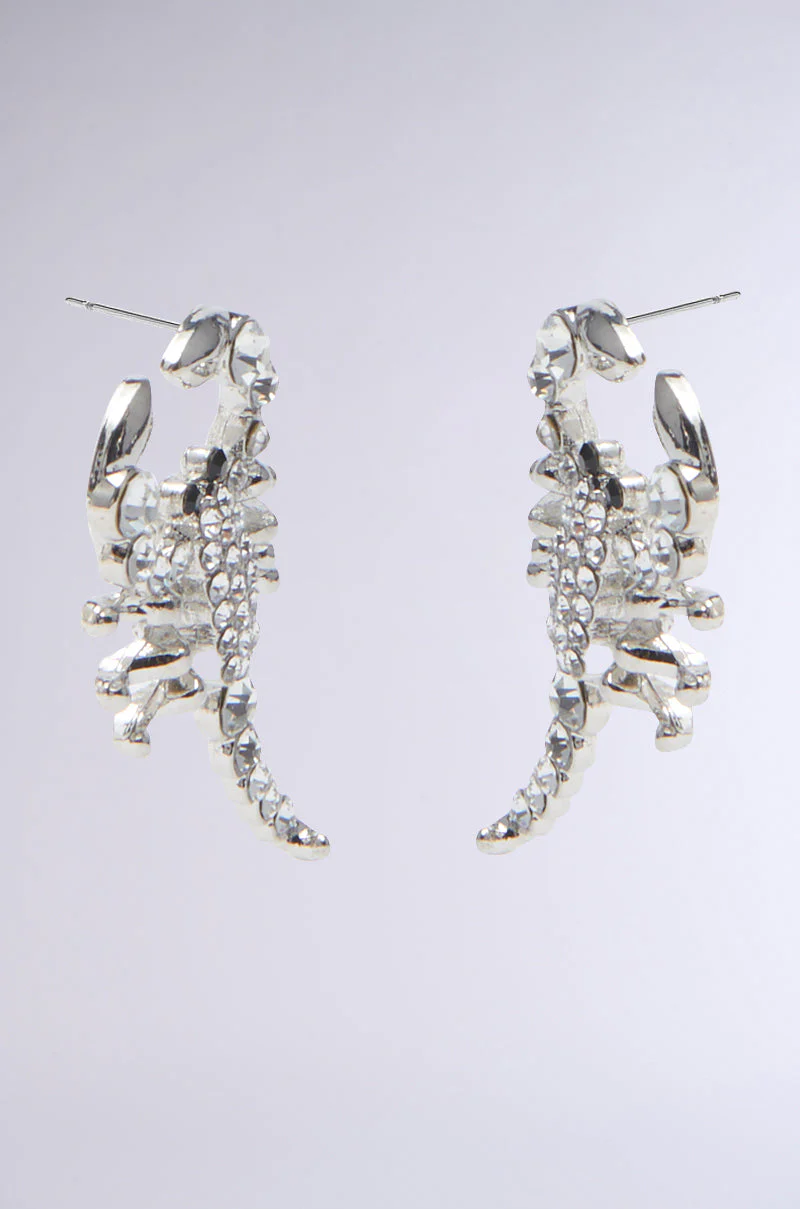 CLAWS UP EARRING - Image 3