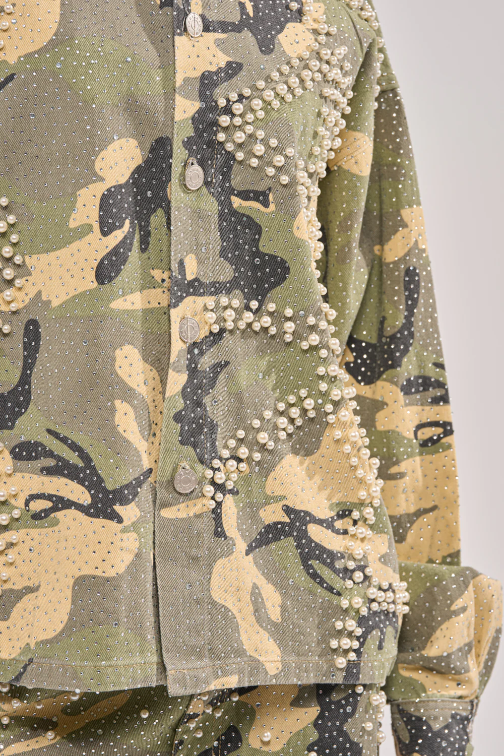 EMBELLISHED CAMO BUTTON DOWN - Image 10