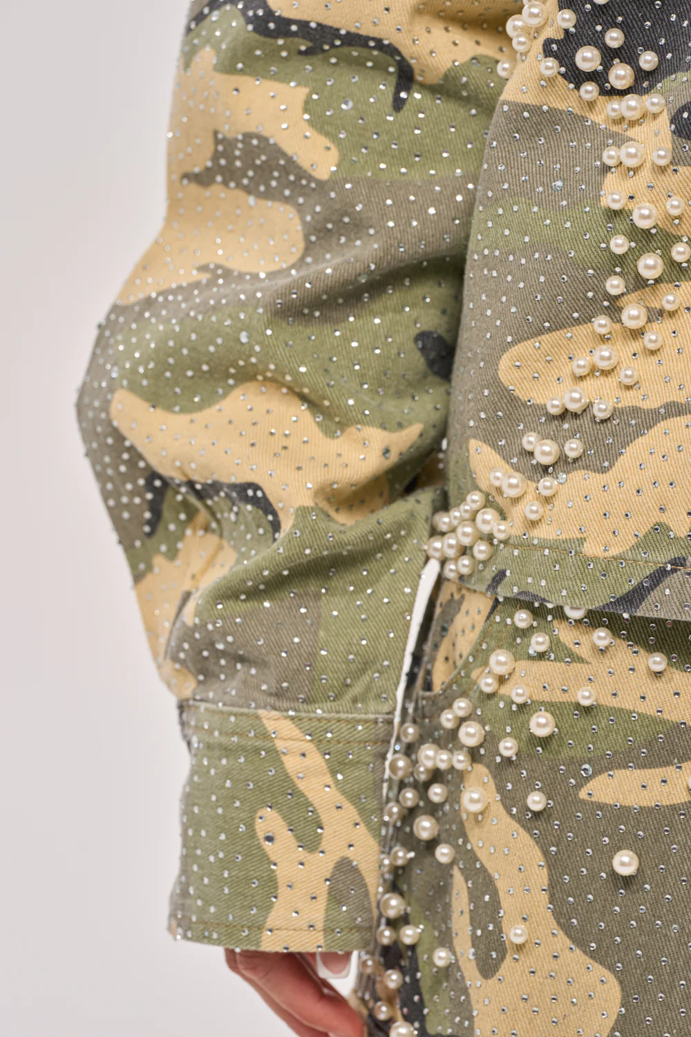 EMBELLISHED CAMO BUTTON DOWN - Image 11