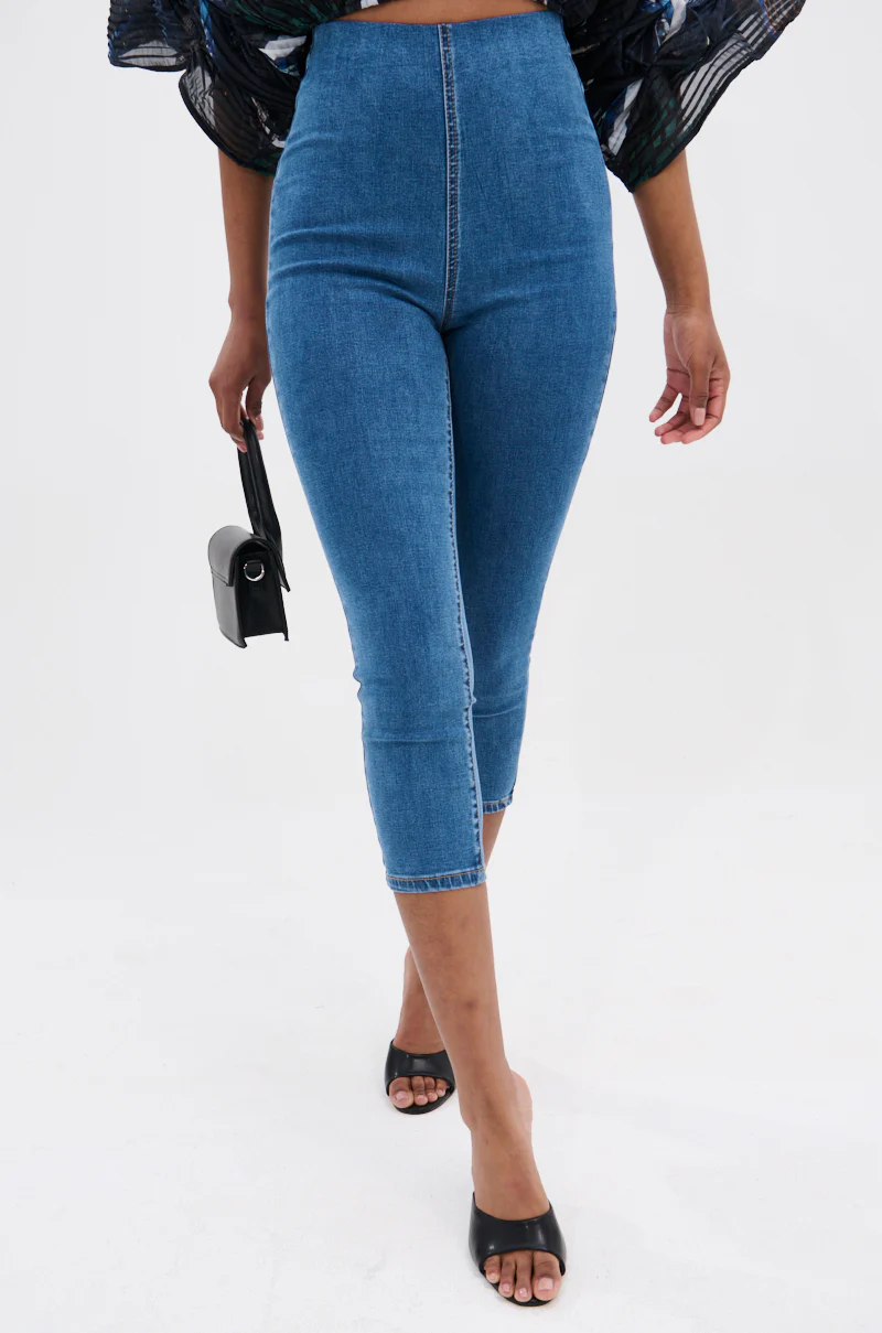 FLEX FIT MEDIUM WASH CAPRI
