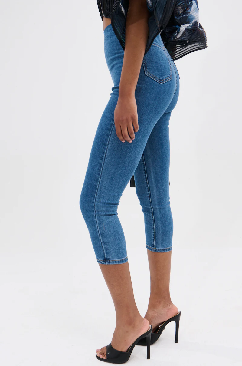 FLEX FIT MEDIUM WASH CAPRI - Image 5