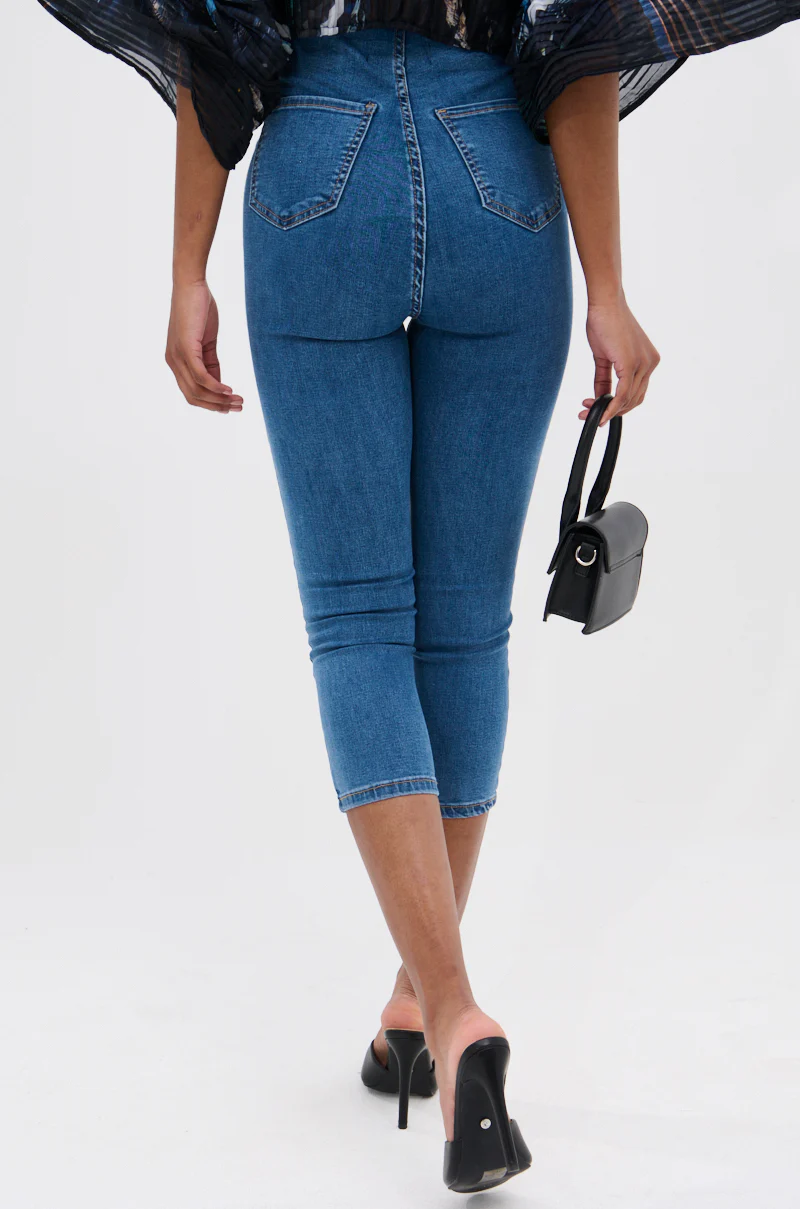 FLEX FIT MEDIUM WASH CAPRI - Image 6