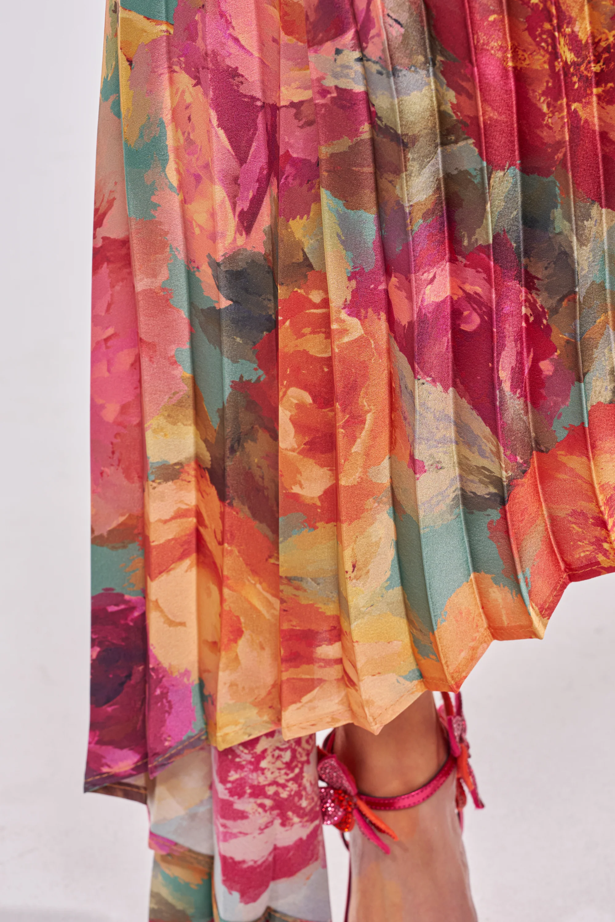 GARDEN FLORAL PLEATED MIDI DRESS - Image 9