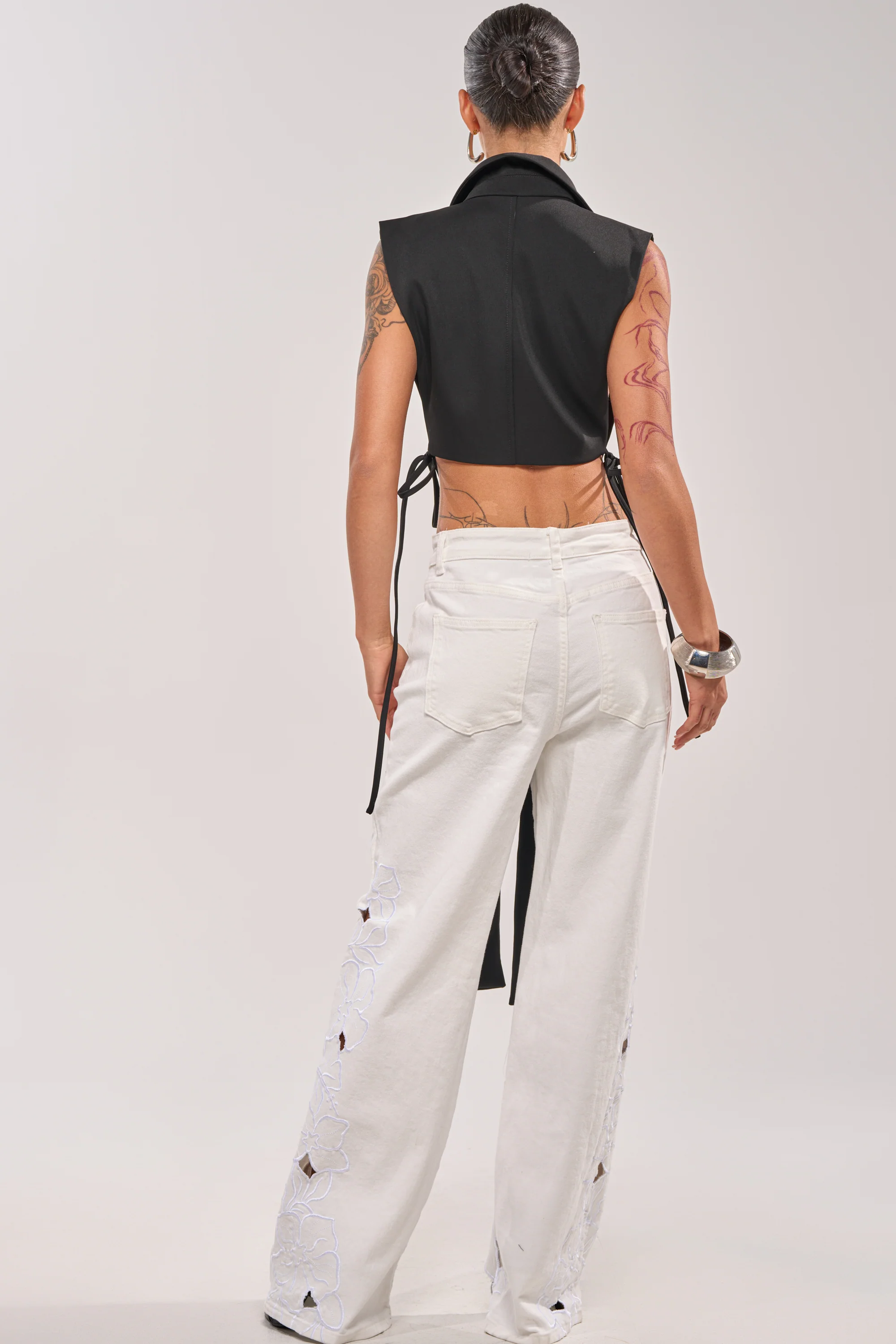 HONEY HONEY TIE VEST IN BLACK - Image 4