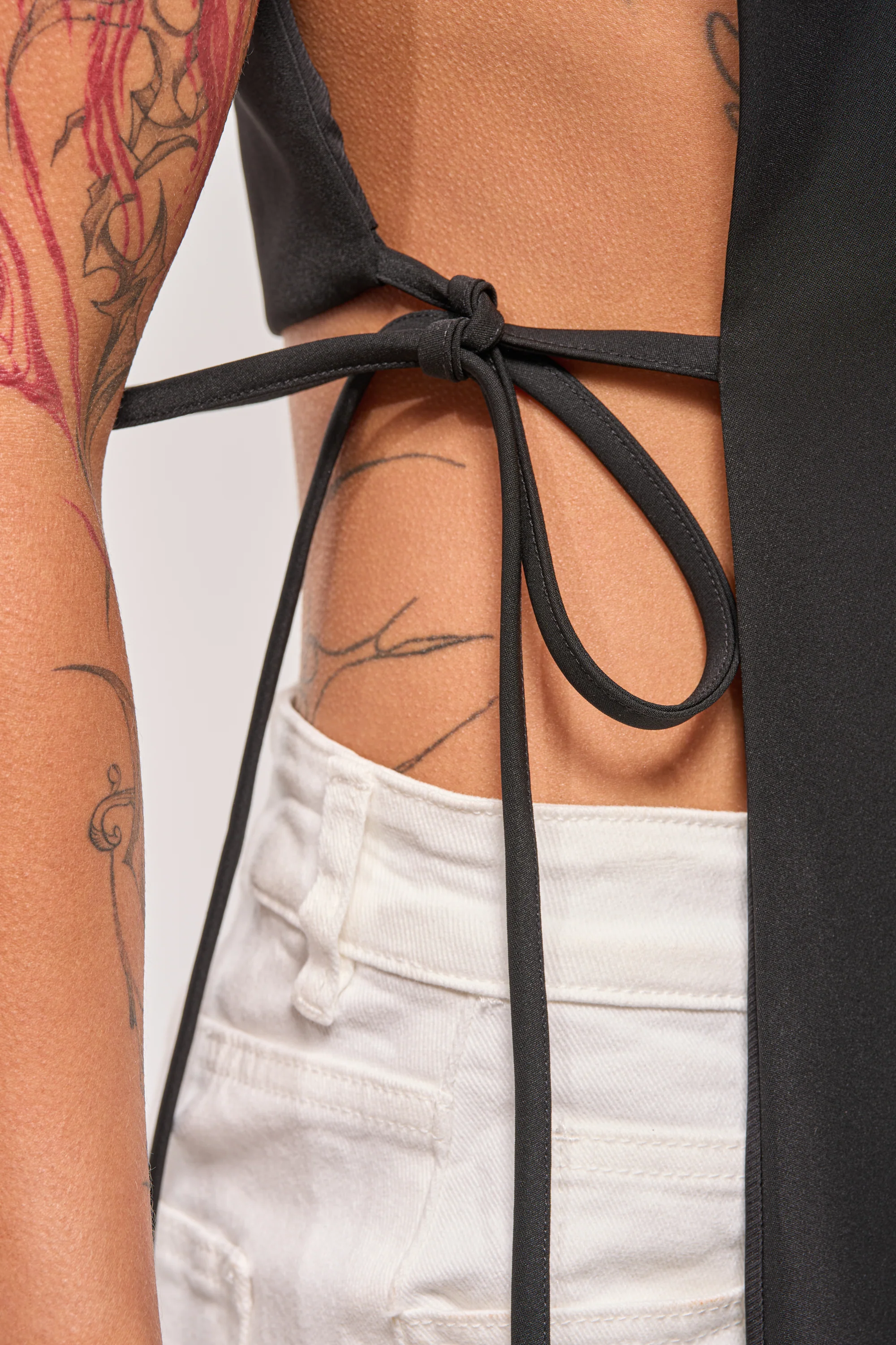 HONEY HONEY TIE VEST IN BLACK - Image 5