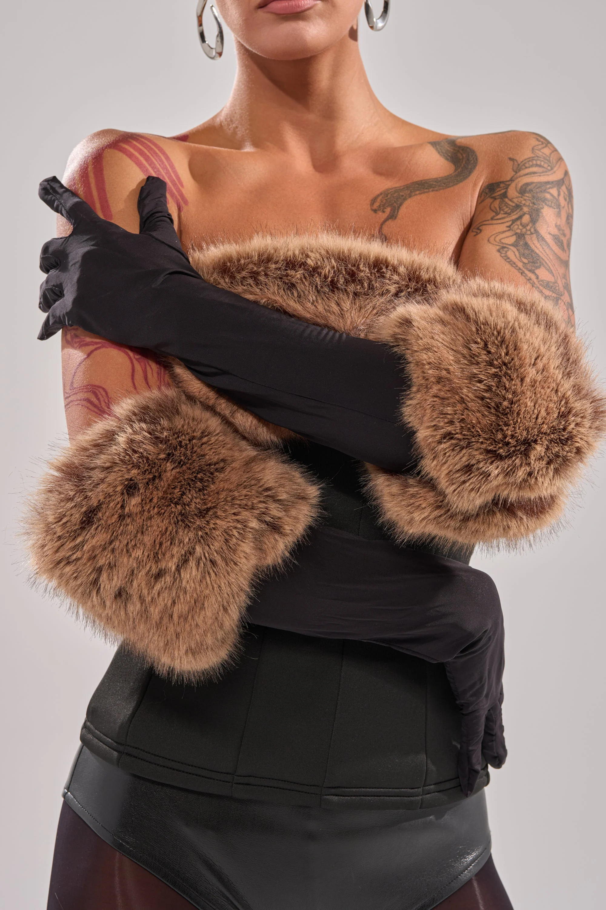 SO CHIC BLACK GLOVES - Image 2