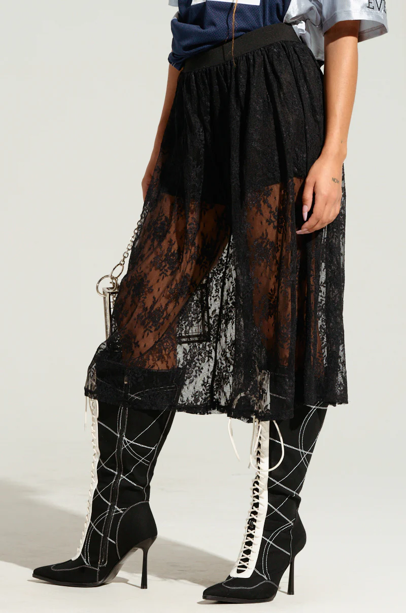 KELLY LACE SHORT IN BLACK - Image 3