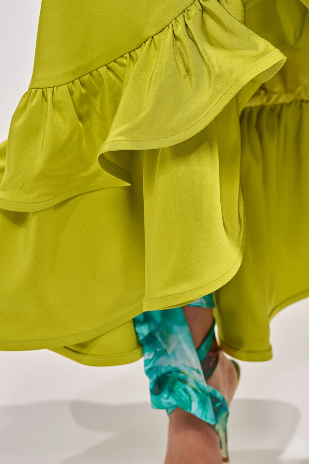 LADY LUXE RUCHED MIDI SKIRT WITH HIGH SLIT - Image 9