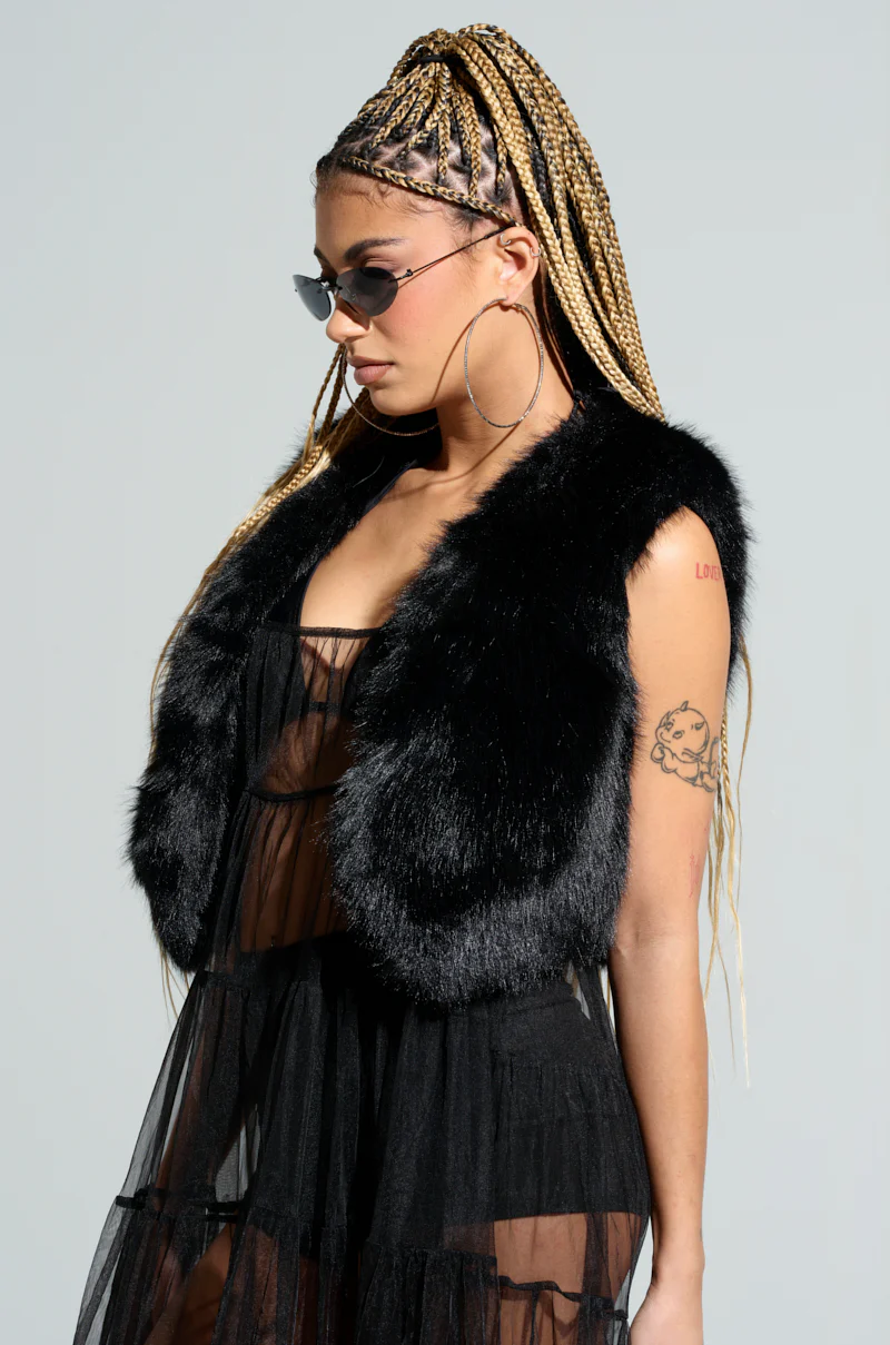 LIGHTS OUT FAUX FUR VEST IN BLACK - Image 2