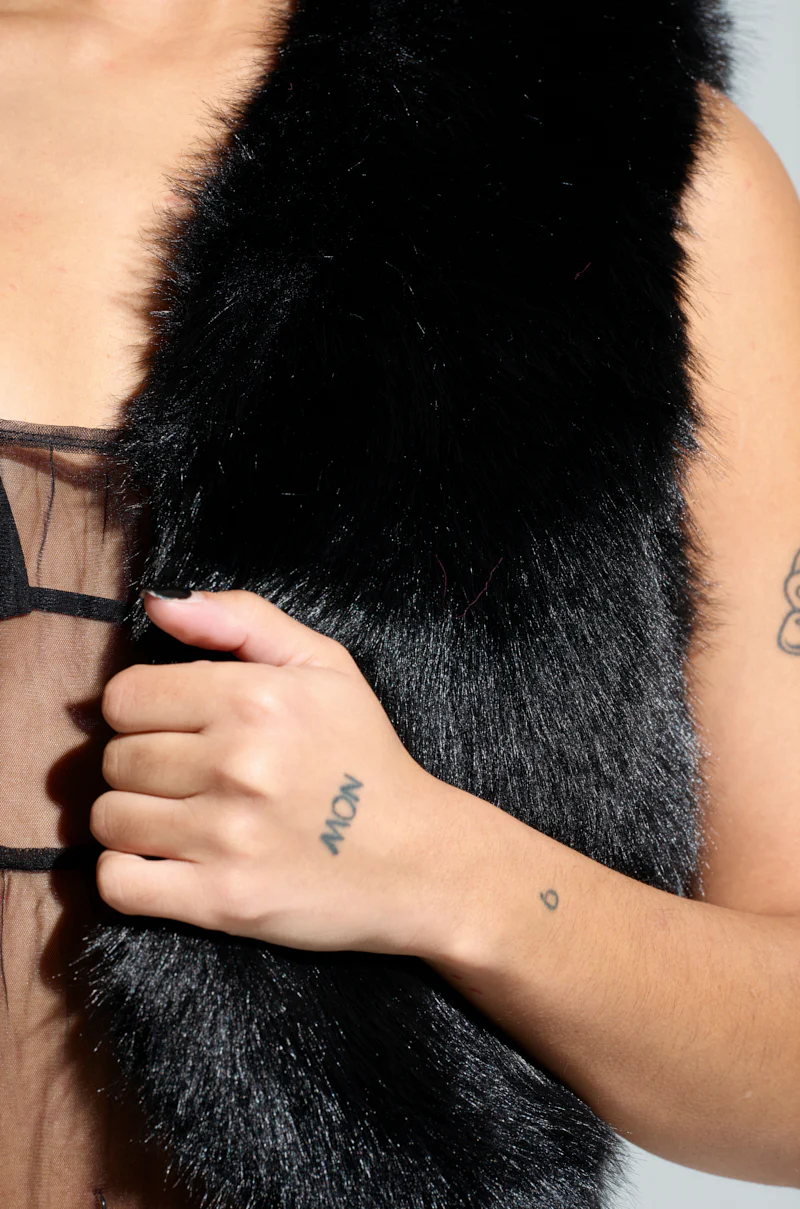 LIGHTS OUT FAUX FUR VEST IN BLACK - Image 6