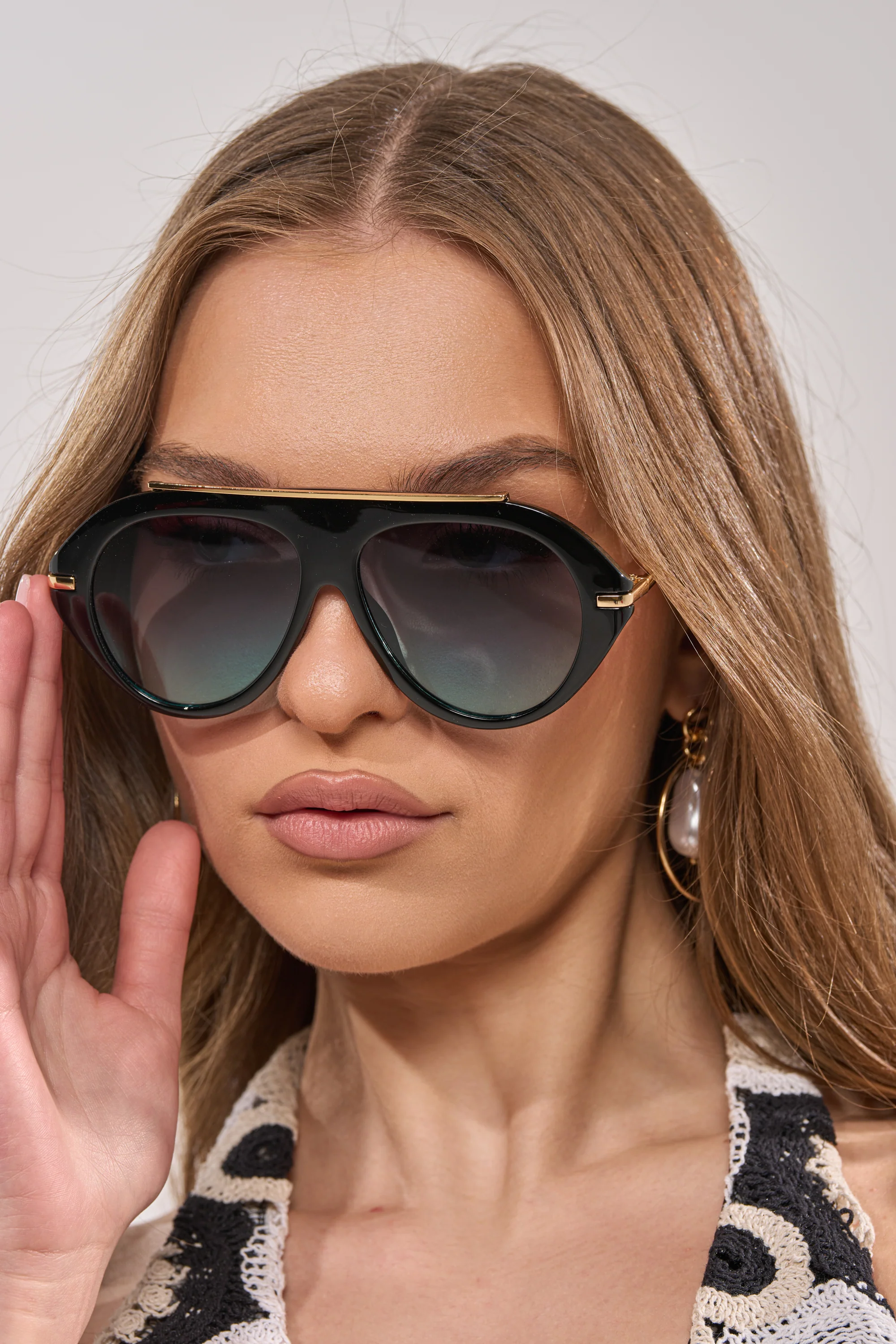 LUXE AIR SUNGLASSES IN BLACK BLUE - Image 5