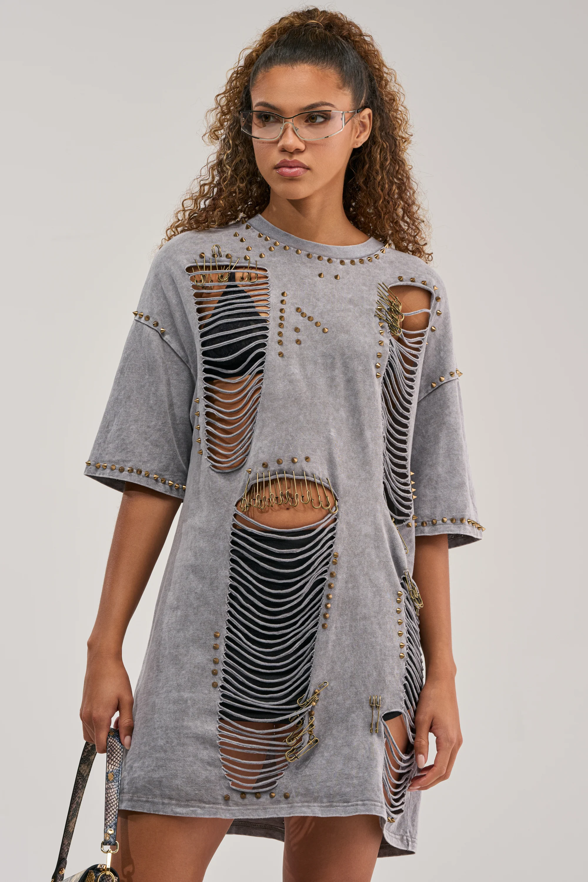 MARGOT DISTRESSED STUDDED SHORT SLEEVE TEE IN GREY