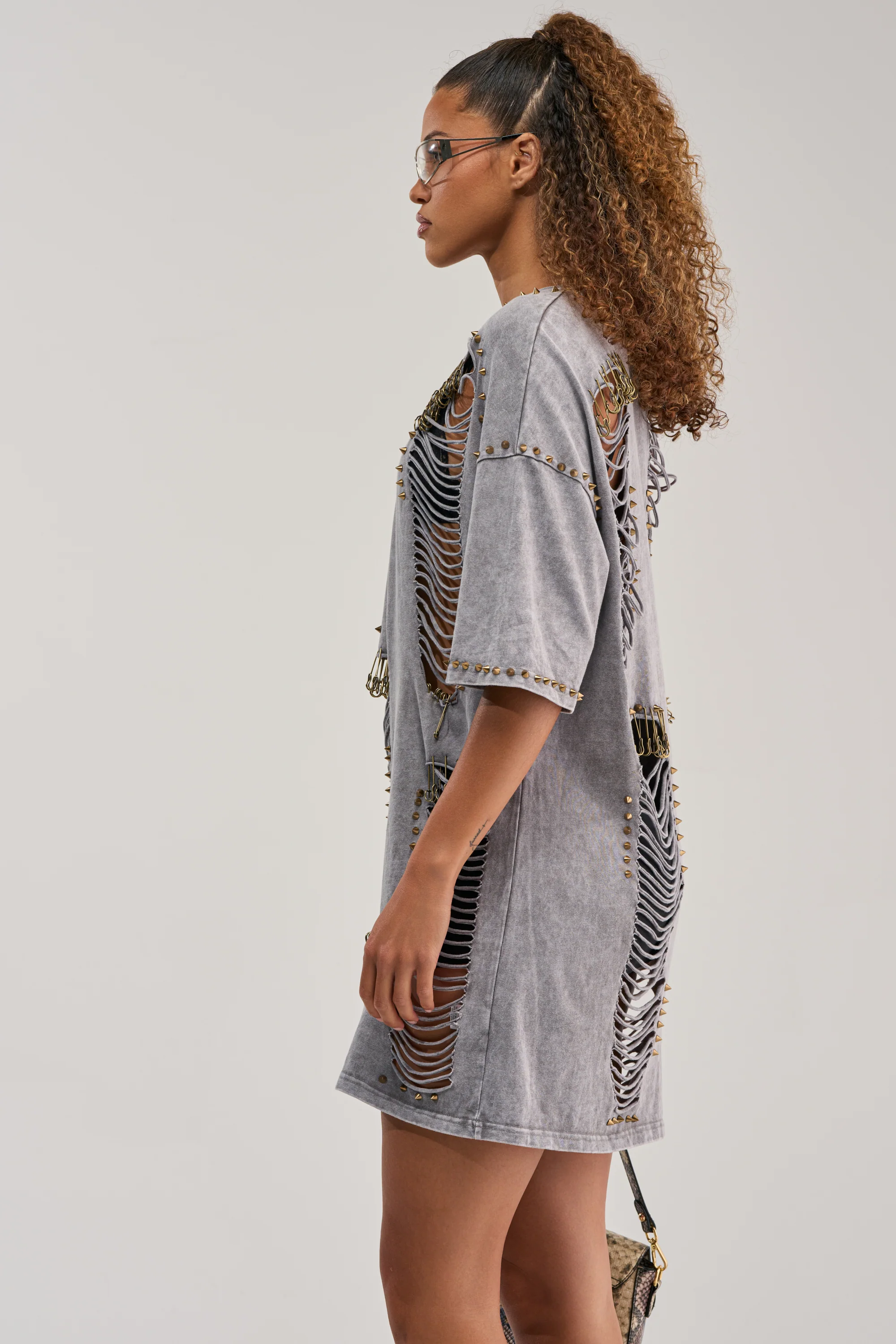 MARGOT DISTRESSED STUDDED SHORT SLEEVE TEE IN GREY - Image 3