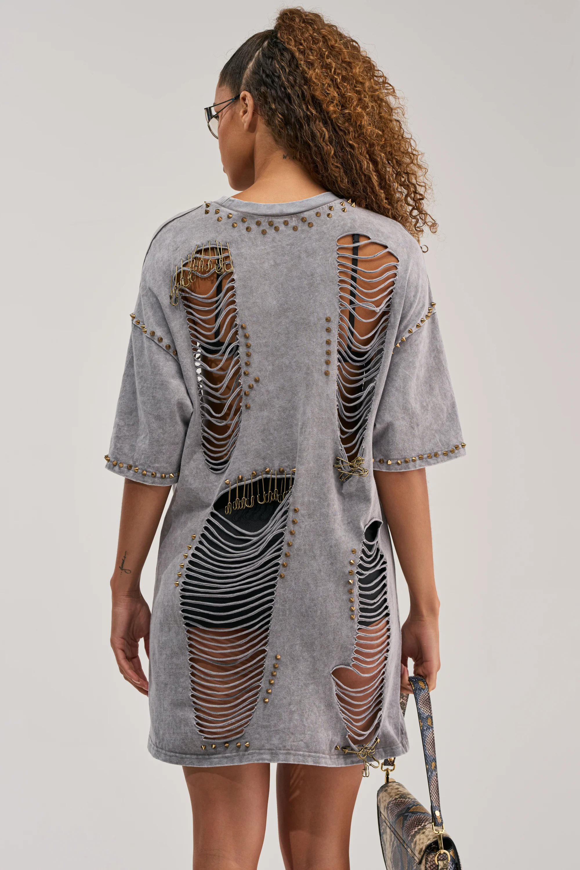 MARGOT DISTRESSED STUDDED SHORT SLEEVE TEE IN GREY - Image 4