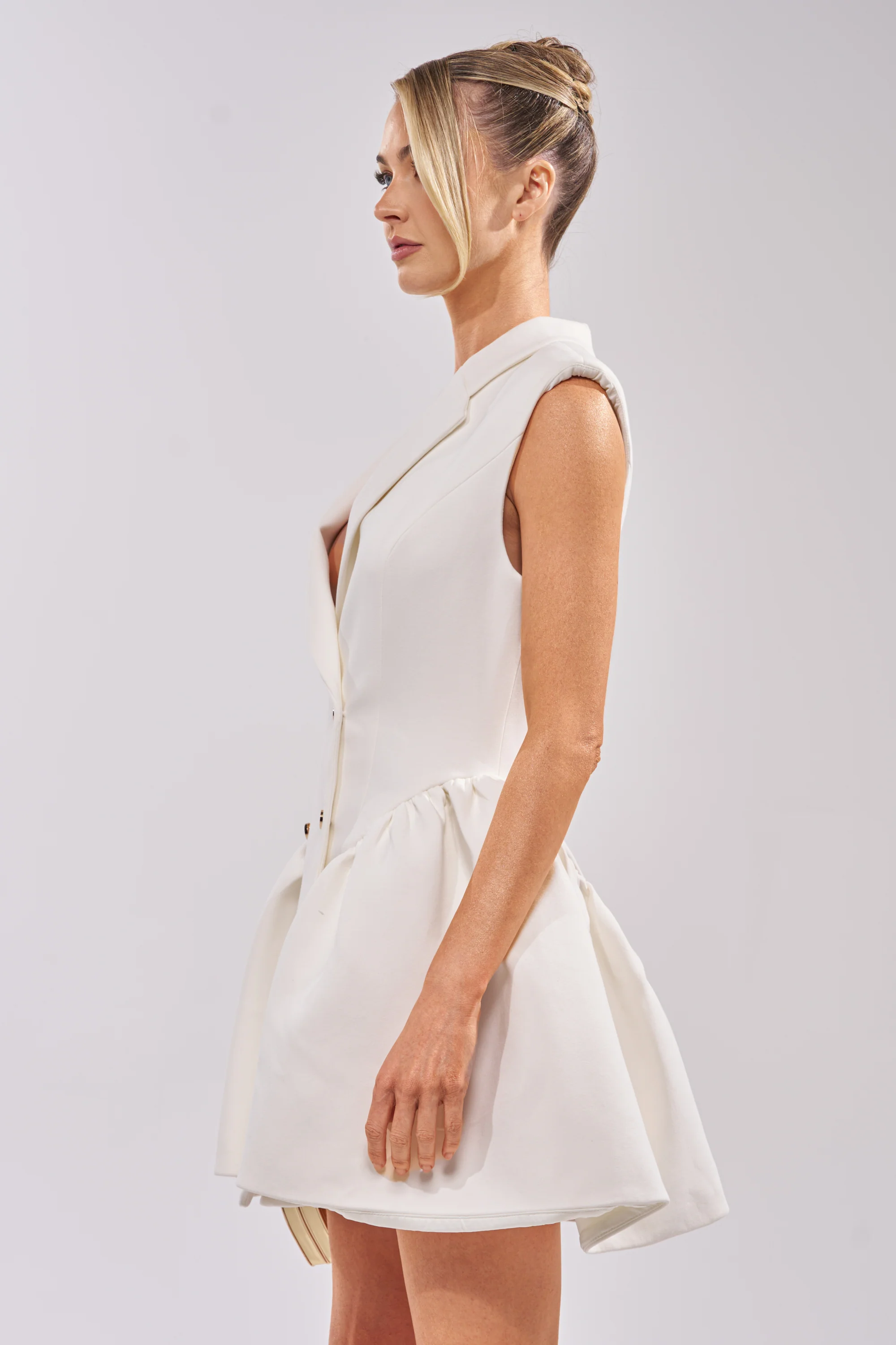 REPRESENTING ME SLEEVELESS BLAZER DRESS IN WHITE - Image 4