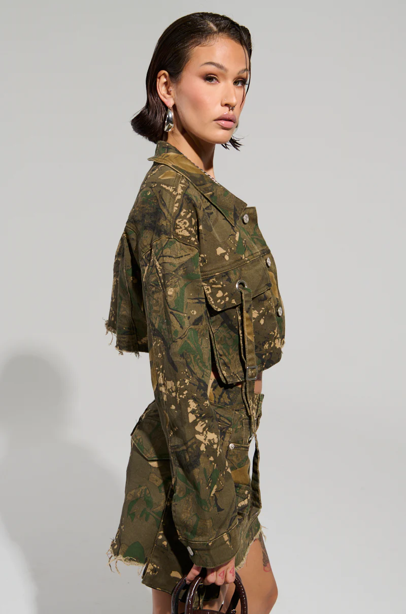 RUNNING FREE CROP JACKET TOP IN CAMO - Image 3