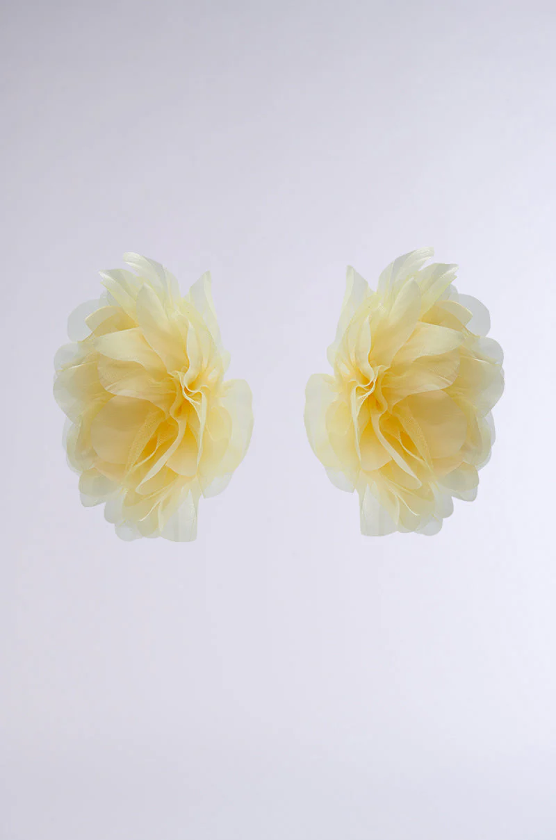 SO BABY OVERSIZED FLOWER STUD EARRINGS - Image 3