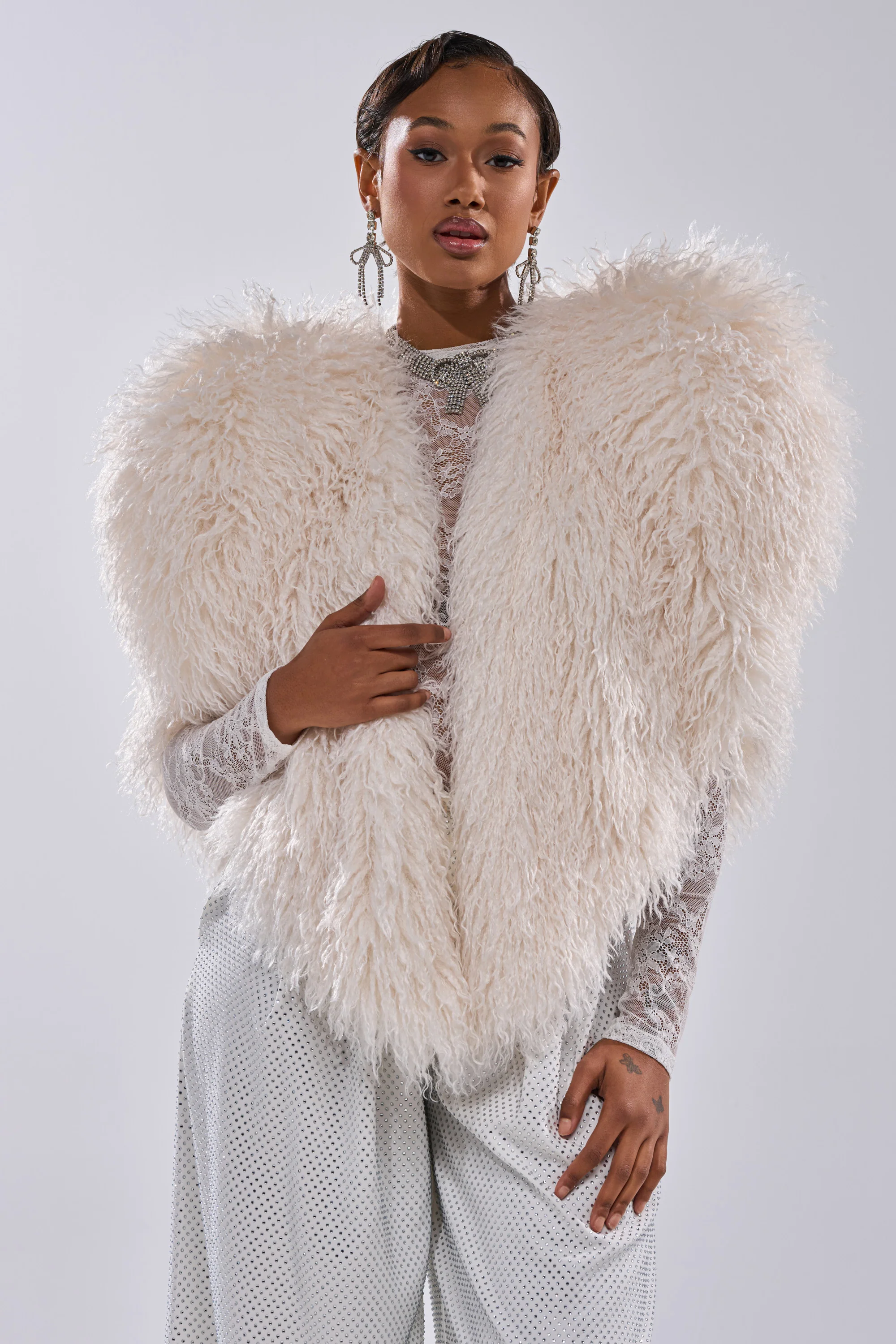 STAR CROSSED LOVER FAUX FUR VEST IN IVORY - Image 5