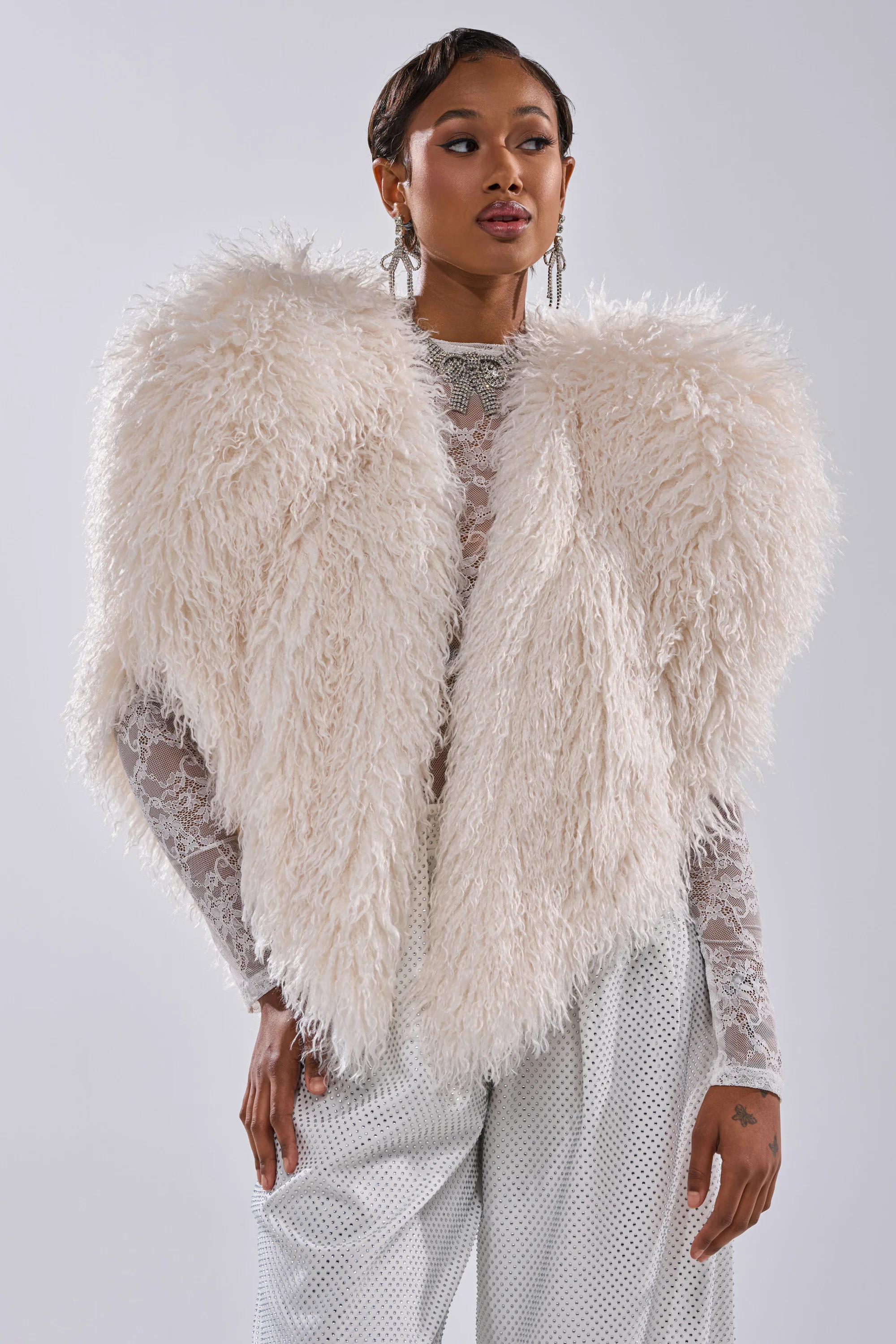 STAR CROSSED LOVER FAUX FUR VEST IN IVORY - Image 7