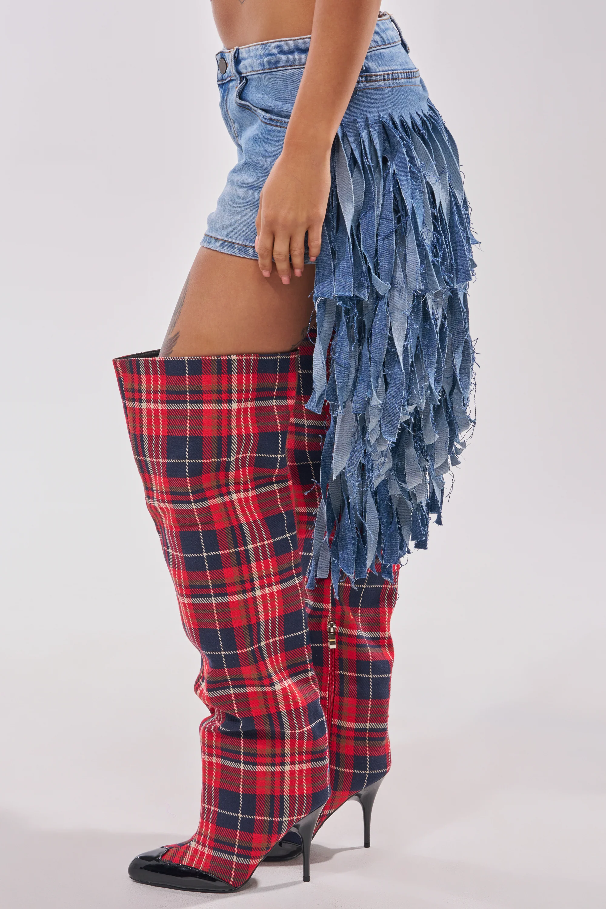 TURN AROUND DISTRESSED DENIM SHORT - Image 3