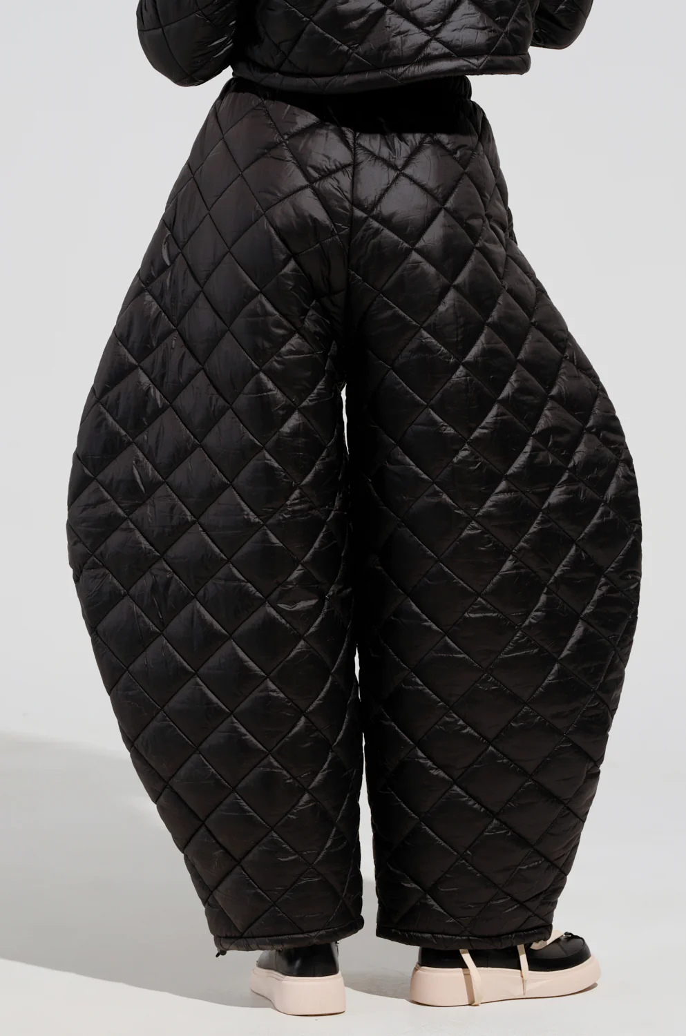 VIVI OVERSIZED PUFFER PANTS IN BLACK - Image 6