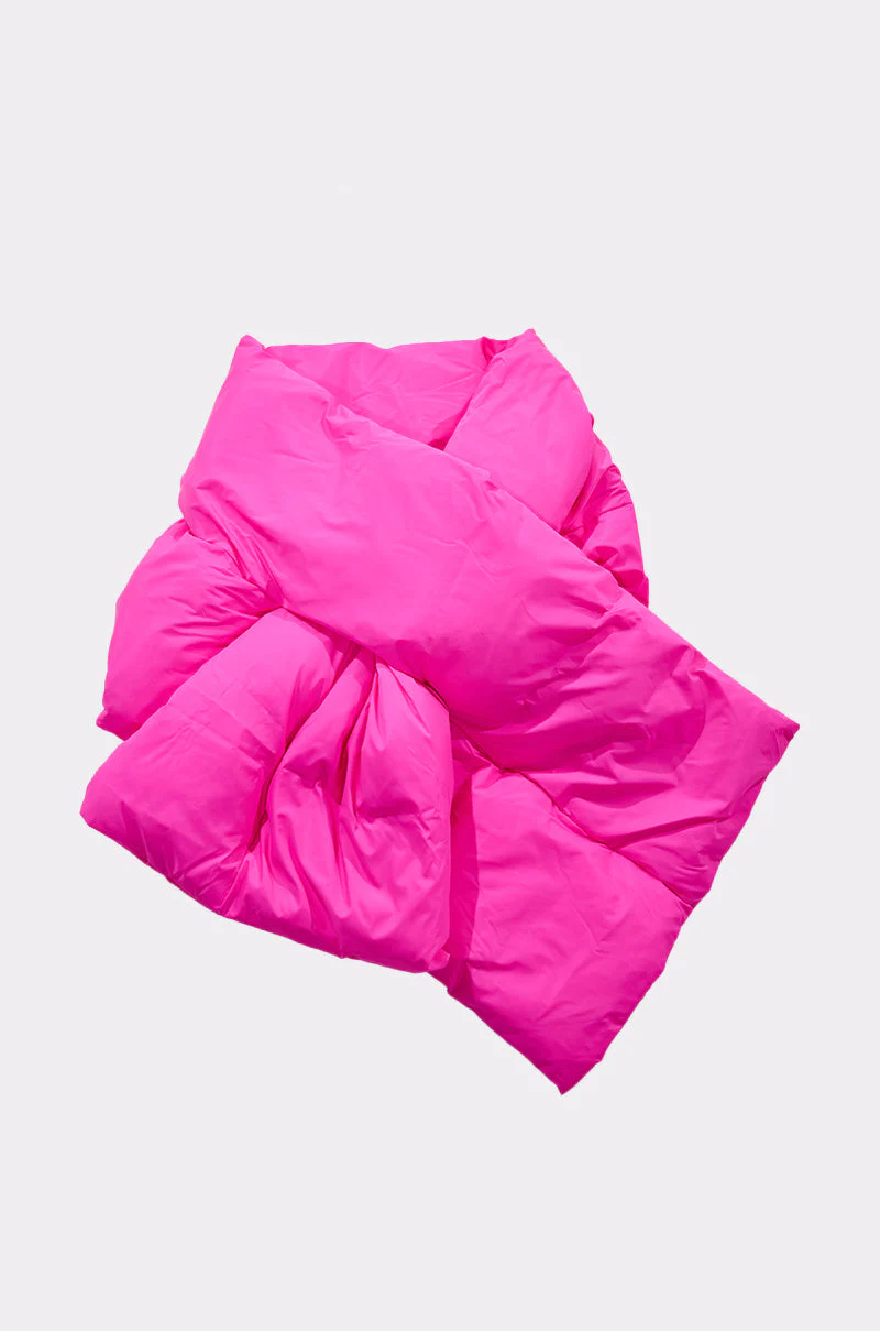 WRAPPED UP PUFFER SCARF IN PINK - Image 4